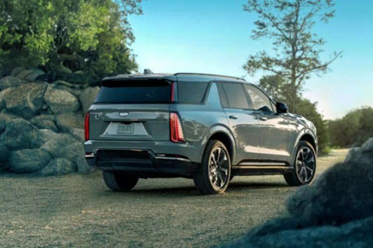 Khu vực cửa hậu cũng được thiết kế vuông góc với mặt đất thay vì có góc nghiêng để tối ưu không gian phía sau.