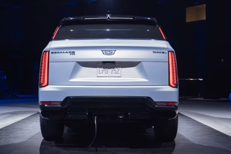 Xe được trang bị cụm pin khổng lồ với dung lượng 205 kWh mang tới tầm vận hành 740 km mỗi lần sạc. Xe còn được hỗ trợ sạc nhanh chỉ với 10 phút sạc đi được quãng đường gần 190 km. Mức giá xe Cadillac Escalade IQL khởi điểm từ 132.695 USD (tương đương 3,38 tỷ VNĐ).