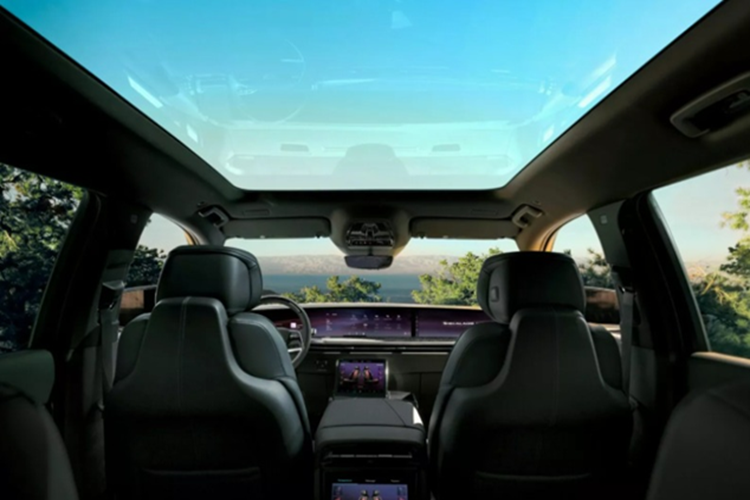 Khách hàng có thể mua thêm gói Executive Second Row để bổ sung hai ghế thương gia có chức năng sưởi, thông gió và massage, được tách biệt bởi một bệ trung tâm với bàn gấp, bảng điều khiển riêng và hai đế sạc không dây.