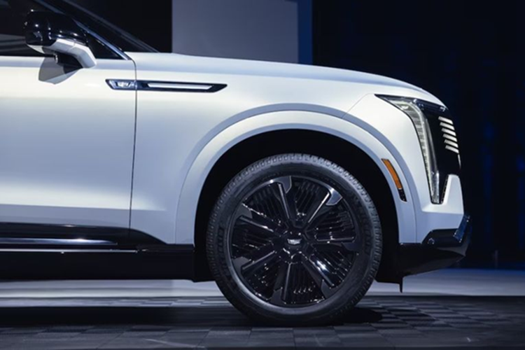 Cadillac Escalade IQL vẫn được trang bị các tiện ích hiện đại như: màn hình 55 inch trải dài trên bảng táp lô, ghế trước có sưởi và thông gió, ghế hàng hai có sưởi, vô-lăng sưởi, sạc điện thoại không dây, hệ thống điều hòa 5 vùng độc lập và hệ thống đèn viền nội thất LED.