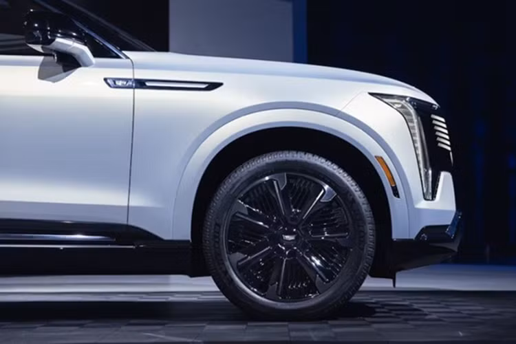 Cadillac Escalade IQL vẫn được trang bị các tiện ích hiện đại như: màn hình 55 inch trải dài trên bảng táp lô, ghế trước có sưởi và thông gió, ghế hàng hai có sưởi, vô-lăng sưởi, sạc điện thoại không dây, hệ thống điều hòa 5 vùng độc lập và hệ thống đèn viền nội thất LED.