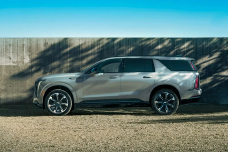 Khoang hành lý của xe cũng được mở rộng đáng kể khi có thể chứa tới 3.546 lít khi gập hàng ghế sau, nhỉnh hơn mức 3.375 lít của phiên bản tiêu chuẩn. Không chỉ cải tiến chiều dài mà Cadillac Escalade IQL còn được thu hẹp cột C, D và mở rộng cửa sổ để hành khách ngồi sau có tầm nhìn thoáng hơn.