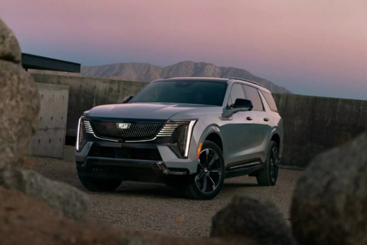 Tuy nhiên, chiều dài cơ sở của xe SUV điện Cadillac Escalade IQL 2025 vẫn giữ nguyên ở mức 3.460 mm, đồng nghĩa với việc không gian tăng thêm chủ yếu phục vụ hàng ghế thứ ba. Hành khách ở hàng ghế 3 sẽ có khoảng duỗi chân tăng từ 820 mm lên 932 mm.