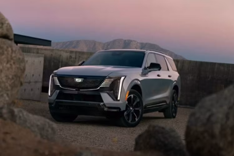 Tuy nhiên, chiều dài cơ sở của xe SUV điện Cadillac Escalade IQL 2025 vẫn giữ nguyên ở mức 3.460 mm, đồng nghĩa với việc không gian tăng thêm chủ yếu phục vụ hàng ghế thứ ba. Hành khách ở hàng ghế 3 sẽ có khoảng duỗi chân tăng từ 820 mm lên 932 mm.