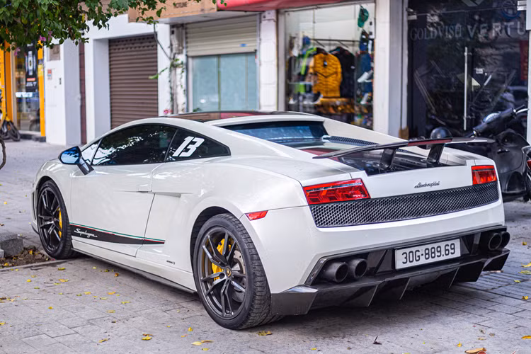  Kế nhiệm Lamborghini Gallardo Superleggera chính là Huracan Performante cũng đã làm mưa làm gió và bị "khai tử" thay thế bằng Temerario, một mẫu xe thiết kế mới và động cơ mới. Tại Mỹ, giá bán Lamborghini Gallardo LP 570-4 Superleggera lúc mới ra mắt rơi vào khoảng 270.000 Đô la.