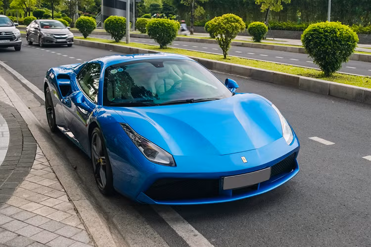 Cả 3 chiếc siêu xe Ferrari 488 Spider ở Việt Nam đều mang biển số CV, loại biển này dành cho xe của các nhân viên hành chính kỹ thuật mang chứng minh thư công vụ của các cơ quan đại diện ngoại giao, cơ quan lãnh sự và tổ chức quốc tế.