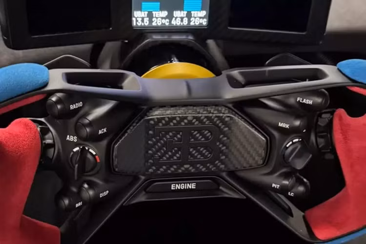 Và gần đây, Chin Jit Pyng đã gặp mặt chiếc siêu xe Bugatti Bolide nhưng không rõ ở Malaysia hay đại lý siêu xe ở Singapore. Cũng chẳng rõ chiếc xe Bolide mới về là dành cho ông, hay thuộc diện trưng bày trước khi hãng bàn giao xe mới.