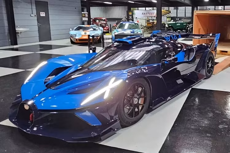 Thế nhưng sau đó, thương hiệu xe đến từ Pháp đã đưa ra thông báo cho biết hãng sẽ sản xuất tổng cộng 40 siêu xe Bugatti Bolide thay vì 1 xe như dự định trước đó, lý do là nhiều khách hàng đã phản nàn rằng muốn có siêu phẩm như Bolide trong garage, 1 trong 40 người đó có ông Chin Jit Pyng, doanh nhân đến từ Malaysia.