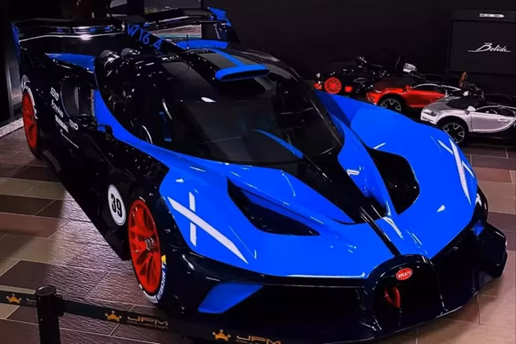 Hầu hết các bộ phận thân xe tập trung vào khí động học của xe được sơn màu đen bóng nhưng có một số điểm nhấn màu xanh lam sáng, bao gồm trên mui xe, sách kéo phía trước và một số chi tiết thương hiệu được sơn màu xanh lam.