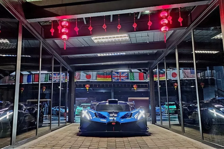 Bolide được trang bị động cơ W16 tăng áp kép 8.0 lít nổi tiếng của Bugatti, sản sinh công suất 1.578 mã lực và mô-men xoắn 1.180 lb-ft (1.600 Nm). Chiếc xe có trọng lượng 3.196 lbs (1.450 kg) và hứa hẹn hiệu suất đường đua khủng khiếp vượt xa cả các mẫu xe Bugatti Chiron Pur Sport và Super Sport.