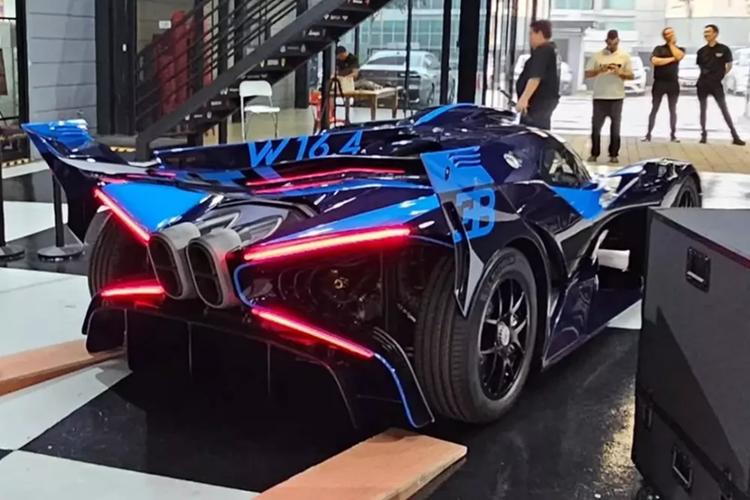 Các logo 'EB' lớn trên các tấm cuối của cánh sau cũng được sơn màu xanh lam, cũng như dòng chữ 'W 16.4' trên vây cá mập khí động học. Bugatti đã bàn giao siêu xe Bolide đầu tiên cho khách hàng vào năm 2024. Mức giá xe Bugatti Bolide công bố khoảng 4 triệu EUR trên thị trường quốc tế (tương đương 107 tỷ đồng).