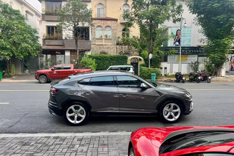 Cụ thể, người bán cho biết rằng chiếc siêu SUV Lamborghini Urus này chỉ mới chạy 1.345 km, có luôn ảnh đồng hồ công tơ mét chuẩn chỉnh, xe mang màu xám và nội thất đen, có thêm 1 ít đồ chơi như cửa sổ trời toàn cảnh, trần da lộn, ghế da Nappa, loa B&amp;O và camera 360, các trang bị khá cơ bản.