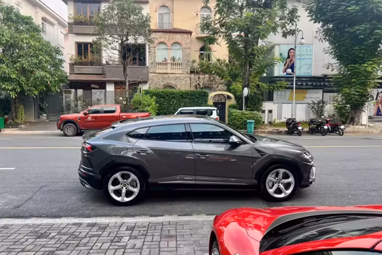 Cụ thể, người bán cho biết rằng chiếc siêu SUV Lamborghini Urus này chỉ mới chạy 1.345 km, có luôn ảnh đồng hồ công tơ mét chuẩn chỉnh, xe mang màu xám và nội thất đen, có thêm 1 ít đồ chơi như cửa sổ trời toàn cảnh, trần da lộn, ghế da Nappa, loa B&amp;O và camera 360, các trang bị khá cơ bản.