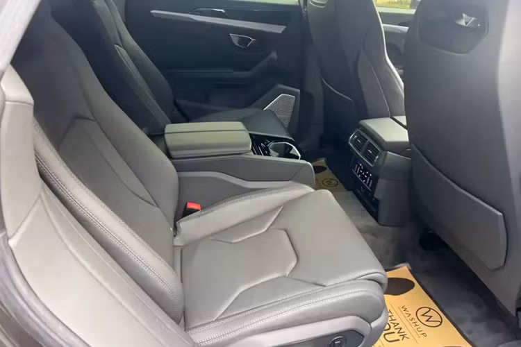 Động cơ kết hợp cùng hộp số tự động 8 cấp và hệ dẫn động 4 bánh giúp Lamborghini Urus có thể tăng tốc từ vị trí xuất phát lên 100 km/h trong 3,6 giây trước khi đạt vận tốc tối đa 305 km/h.