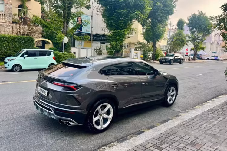 Hãng siêu xe Lamborghini trang bị đến 6 chế độ lái cho siêu SUV Urus và gọi là Anima. Ngoài 3 chế độ lái quen thuộc trên các siêu xe như Strada (đường phố), Sport (thể thao), Corsa (đường đua), siêu SUV Urus còn có thêm 3 chế độ lái khác là Sabbia (đường cát), Terra (việt dã) và Neve (tuyết).