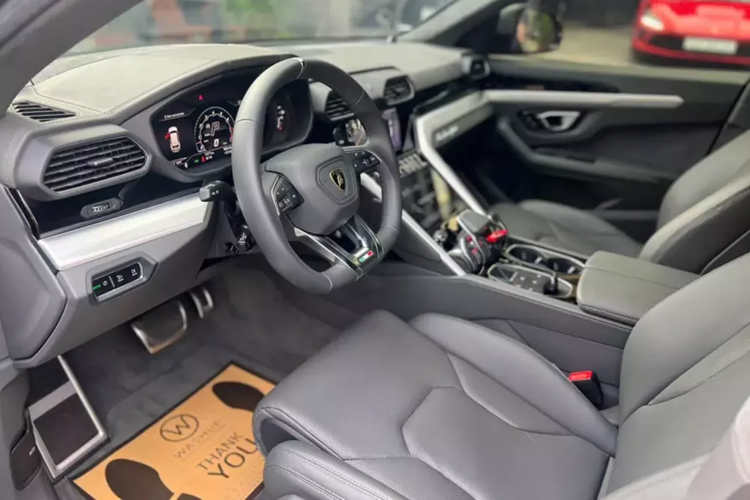 Bạn chỉ cần quan tâm là chiếc xe Lamborghini Urus này thuộc bản 4 chỗ ngồi, bớt đi 1 chỗ đồng nghĩa hàng ghế sau sẽ có thêm nhiều trang bị hơn, so với xe 5 chỗ. Về độ mới của chiếc Urus đang được rao bán không phải bàn cãi, xe đăng ký tháng 8/2024, còn chế độ bảo hành đến năm 2027.