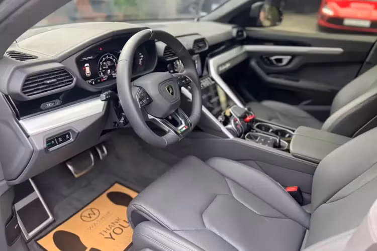 Bạn chỉ cần quan tâm là chiếc xe Lamborghini Urus này thuộc bản 4 chỗ ngồi, bớt đi 1 chỗ đồng nghĩa hàng ghế sau sẽ có thêm nhiều trang bị hơn, so với xe 5 chỗ. Về độ mới của chiếc Urus đang được rao bán không phải bàn cãi, xe đăng ký tháng 8/2024, còn chế độ bảo hành đến năm 2027.