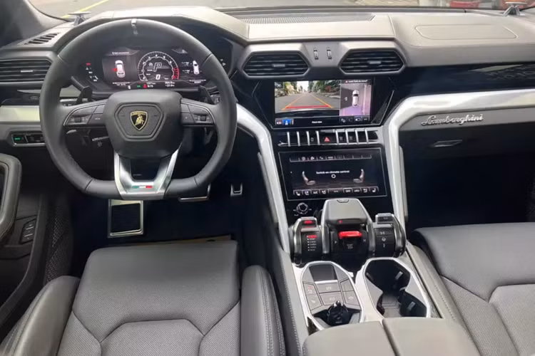 Lamborghini Urus từng được mệnh danh là chiếc SUV nhanh nhất thế giới, xe này được trang bị động cơ xăng V8, tăng áp kép, dung tích 4.0 lít, sản sinh công suất tối đa 650 mã lực và mô-men xoắn cực đại 850 Nm.