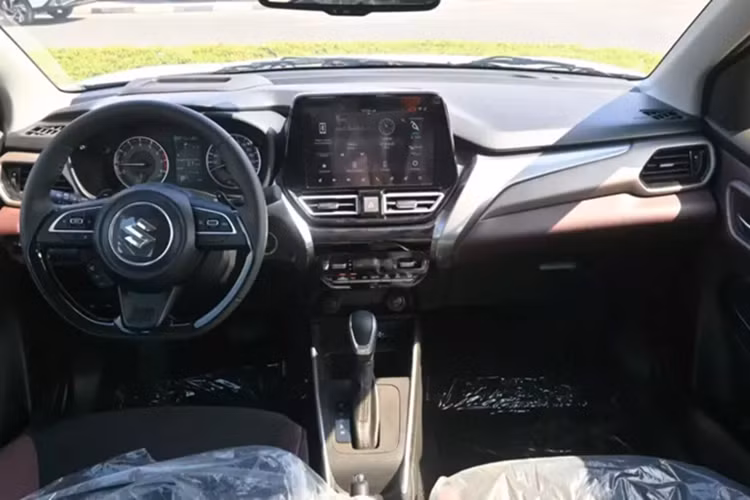 Cụ thể hơn, Suzuki Fronx tại Ấn Độ có những trang bị đáng chú ý như hệ thống đèn LED, vành hợp kim 17 inch, baga nóc, bảng đồng hồ analog tích hợp màn hình đa thông tin, màn hình cảm ứng trung tâm 9 inch, hỗ trợ kết nối Apple CarPlay/Android Auto không dây, điều khiển bằng giọng nói với câu lệnh "Hi Suzuki"