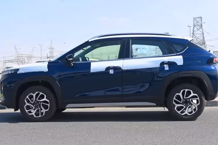 Suzuki Fronx là mẫu SUV hạng A đã lần đầu tiên trình làng ở thị trường Ấn Độ vào năm 2023. Xe sở hữu kích thước dài x rộng x cao lần lượt 3.995 x 1.550 x 1.765 mm và chiều dài cơ sở 2.520 mm. Khi về Việt Nam, mẫu xe này sẽ là đối thủ mới của Kia Sonet, Hyundai Venue và Toyota Raize.