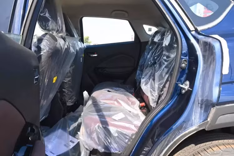 Tính năng cập nhật phần mềm qua WiFi, hệ thống âm thanh Arkamys 6 loa, màn hình hiển thị thông tin kính lái HUD, sạc điện thoại không dây, điều hòa tự động, cửa gió điều hòa dành cho hàng ghế sau và cổng USB Type A/Type C.