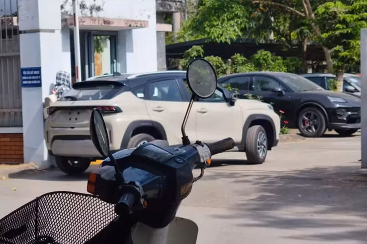 Danh mục sản phẩm của thương hiệu Suzuki tại Việt Nam hiện chỉ có 2 mẫu xe con là XL7 và Jimny. Theo một số nguồn tin, trong thời gian tới, hãng sẽ bổ sung một mẫu SUV cỡ nhỏ Suzuki Fronx 2025 mới vào danh mục sản phẩm của mình nhằm cạnh tranh với các đối thủ.