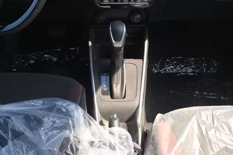 Bên cạnh đó là những trang bị an toàn như phanh đĩa trước, phanh tang trống sau, 6 túi khí, hệ thống cân bằng điện tử, hỗ trợ khởi hành ngang dốc, camera lùi, cảm biến hỗ trợ đỗ xe và camera 360 độ.