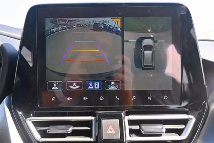 Tại thị trường Ấn Độ, Suzuki Fronx có 2 tùy chọn động cơ. Đầu tiên là hệ truyền động mild hybrid Progressive Smart Hybrid, bao gồm máy xăng Boosterjet tăng áp, dung tích 1.0L, tạo ra công suất tối đa 100 mã lực và mô-men xoắn cực đại 147,6 Nm. Động cơ kết hợp với hộp số sàn 5 cấp hoặc hộp số tự động 6 cấp.