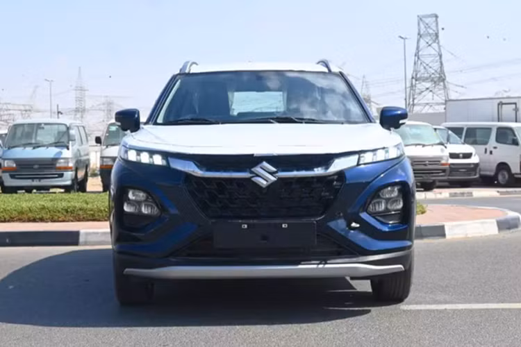 Tuy nhiên, khác với các đối thủ, mẫu xe này sở hữu phong cách thiết kế SUV lai Coupe phong cách hơn. Thông số kỹ thuật và trang bị của Suzuki Fronx tại Việt Nam hiện vẫn còn là ẩn số. Trong khi đó, tại thị trường Ấn Độ, mẫu xe này sở hữu trang bị khá đầy đủ trong phân khúc.