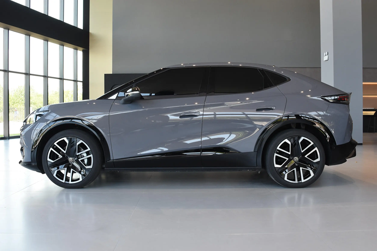 Sức mạnh đến từ động cơ điện 170 kW (228 mã lực), kết hợp với bộ pin lithium phosphate sắt do liên doanh SAIC-Volkswagen cung cấp.