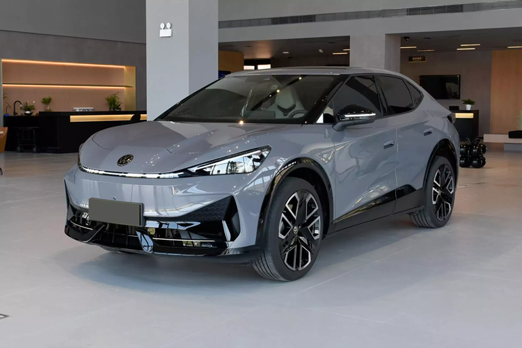 Kích thước cũng không thay đổi, với chiều dài, chiều rộng và chiều cao lần lượt là 4663/1860/1610 mm và chiều dài cơ sở là 2766 mm. Trọng lượng không tải giảm 70 kg so với mẫu xe điện đơn hiện đang được bán, xuống còn 2091 kg. Góc tiếp cận là 17° và góc thoát là 21°.