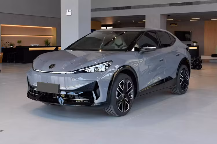 Kích thước cũng không thay đổi, với chiều dài, chiều rộng và chiều cao lần lượt là 4663/1860/1610 mm và chiều dài cơ sở là 2766 mm. Trọng lượng không tải giảm 70 kg so với mẫu xe điện đơn hiện đang được bán, xuống còn 2091 kg. Góc tiếp cận là 17° và góc thoát là 21°.