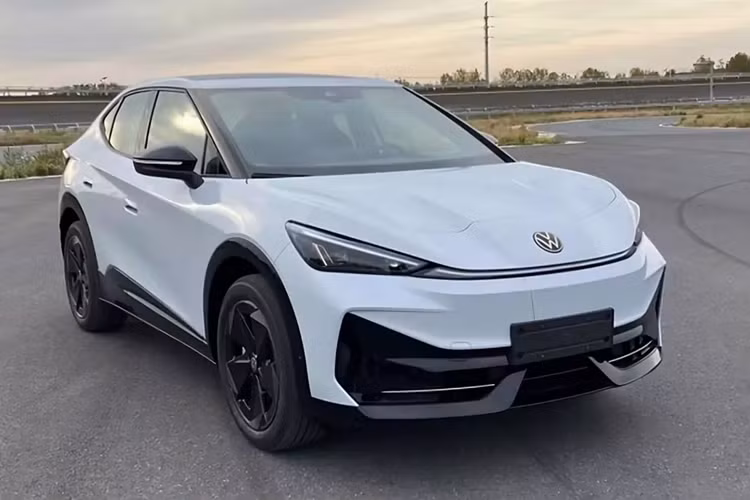 Gần đây, chiếc xe điện Volkswagen ID.UNYX 06 2025 mới đã xuất hiện trong danh mục khai báo MIIT mới nhất của Trung Quốc. Chiếc xe mới có thể là một mẫu xe được cải tiến của ID.UNYX , vốn là một chiếc SUV coupe nhỏ gọn chạy điện thông minh thuộc dòng ID.UX của Volkswagen ra mắt vào tháng 7/2024.