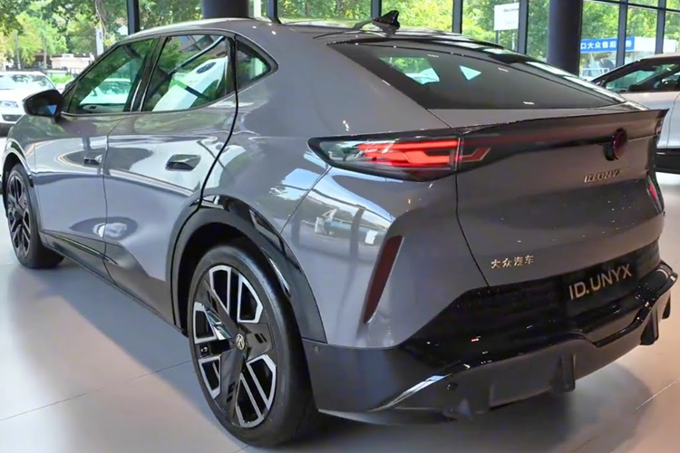 Dung lượng pin, phạm vi hoạt động và các chi tiết khác về hệ thống truyền động vẫn chưa được tiết lộ tại thời điểm này. Chiếc xe chạy trên vành 20 inch.