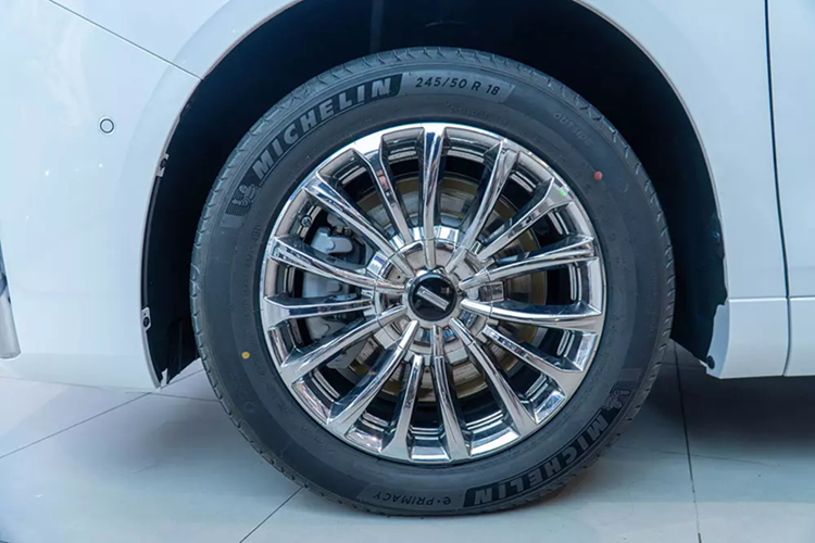 Nối mượt mà với lưới tản nhiệt là cụm đèn pha LED sắc sảo, tích hợp dải đèn LED định vị ban ngày. Ngoài ra, xe còn có hốc gió trung tâm hình chữ nhật rộng và 2 khe gió nằm dọc. Ở khu vực bên sườn, mẫu xe Trung Quốc này được trang bị cửa lùa chỉnh điện tương tự các đối thủ cùng phân khúc.