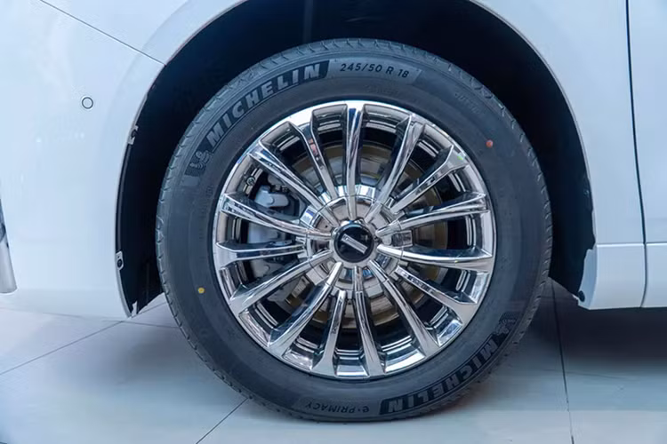 Nối mượt mà với lưới tản nhiệt là cụm đèn pha LED sắc sảo, tích hợp dải đèn LED định vị ban ngày. Ngoài ra, xe còn có hốc gió trung tâm hình chữ nhật rộng và 2 khe gió nằm dọc. Ở khu vực bên sườn, mẫu xe Trung Quốc này được trang bị cửa lùa chỉnh điện tương tự các đối thủ cùng phân khúc.