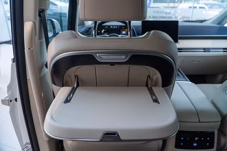 Bên cạnh đó là những chi tiết mạ crôm trên cản sau, cửa cốp và sườn xe nhằm tạo tăng vẻ cao cấp cho mẫu MPV này. Bên trong xe, Wey 80 sở hữu không gian nội thất 3 hàng ghế với 7 chỗ ngồi rộng rãi.