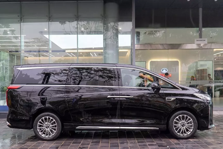 Sở dĩ mẫu xe MPV Wey 80 2025 có giá khá cao vì nó được trang bị hệ truyền động plug-in hybrid. Cụ thể hơn, xe dùng động cơ xăng kết hợp với mô-tơ điện, tạo ra công suất tối đa 377 kW (khoảng 505 mã lực) cùng mô-men xoắn cực đại 762 Nm.