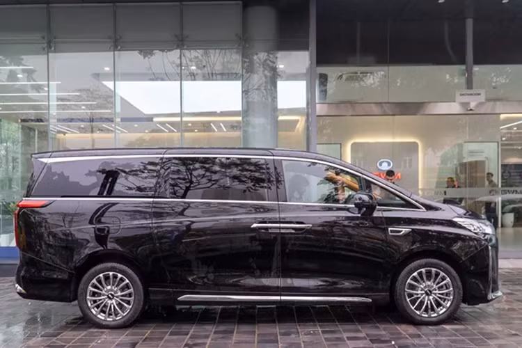 Sở dĩ mẫu xe MPV Wey 80 2025 có giá khá cao vì nó được trang bị hệ truyền động plug-in hybrid. Cụ thể hơn, xe dùng động cơ xăng kết hợp với mô-tơ điện, tạo ra công suất tối đa 377 kW (khoảng 505 mã lực) cùng mô-men xoắn cực đại 762 Nm.