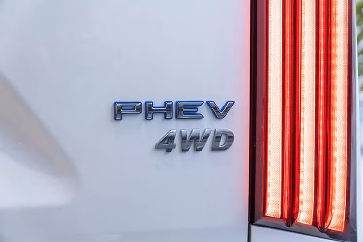 Giá xe Wey 80 tại Việt Nam vẫn còn là ẩn số. Tuy nhiên, theo tin đồn, xe sẽ có giá ưu đãi lô đầu là 2,677 tỷ đồng. Nếu giá bán này là chính xác, Wey 80 sẽ đắt hơn đáng kể so với những đối thủ cùng phân khúc như Kia Carnival (1,299 - 1,849 tỷ đồng), Volkswagen Viloran (1,989 - 2,188 tỷ đồng) và GAC M8 (1,699 - 2,199 tỷ đồng).