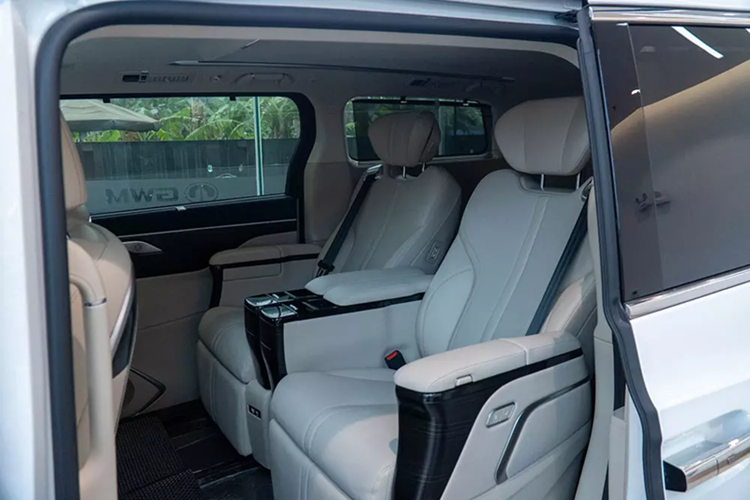 Ghế trước của xe là loại không trọng lực trong khi hàng ghế giữa đi kèm 2 ghế thương gia tách rời, tạo lối đi thuận tiện xuống hàng ghế cuối. Khoảng duỗi chân tối đa của hành khách ở hàng ghế giữa có thể lên đến 1.166 mm. Bên cạnh đó là bàn gấp tích hợp vào lưng ghế trước và hai hàng ghế sau có thể trượt lên/xuống.