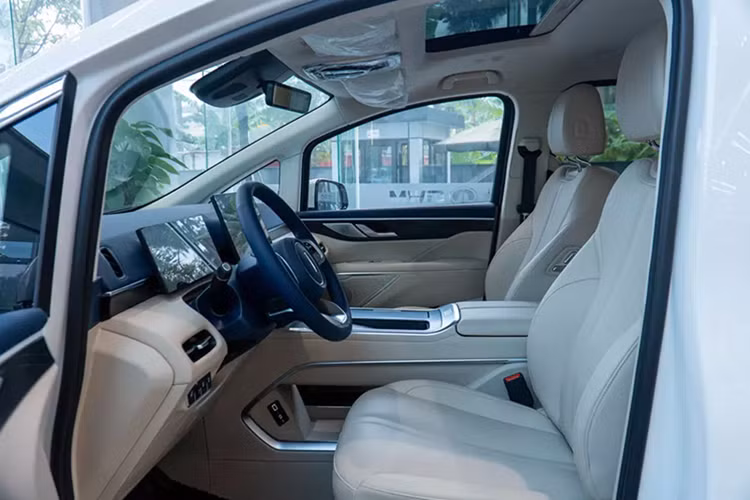 Thêm vào đó là những đường dập gân nổi bật, gương chiếu hậu nằm trên cửa, cửa sổ rộng và bộ vành hợp kim 18 inch với thiết kế đa chấu mạ crôm sang trọng. Vòng về phía sau, chúng ta sẽ bắt gặp đèn hậu nằm dọc cỡ lớn, nối với nhau bằng dải đèn nằm vắt ngang cửa cốp.