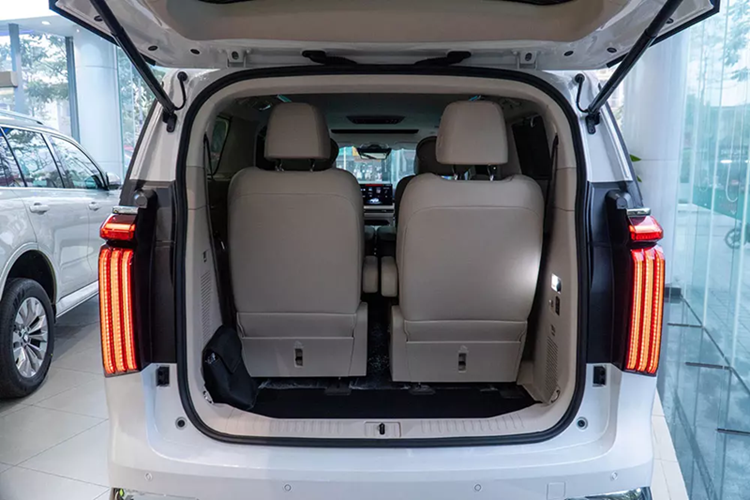 Tại thị trường nước ngoài, mẫu xe này có những trang bị nổi bật như bảng đồng hồ kỹ thuật số và màn hình cảm ứng trung tâm nối liền với nhau, cùng có kích thước 12,3 inch, vô lăng 3 chấu tích hợp phím chức năng, hệ thống âm thanh vòm Harman Kardon với 16 loa, công suất 1.600 W, tủ lạnh 12,5 lít với dàn lạnh độc lập, điều chỉnh nhiệt độ trong khoảng từ 0-50 độ,...