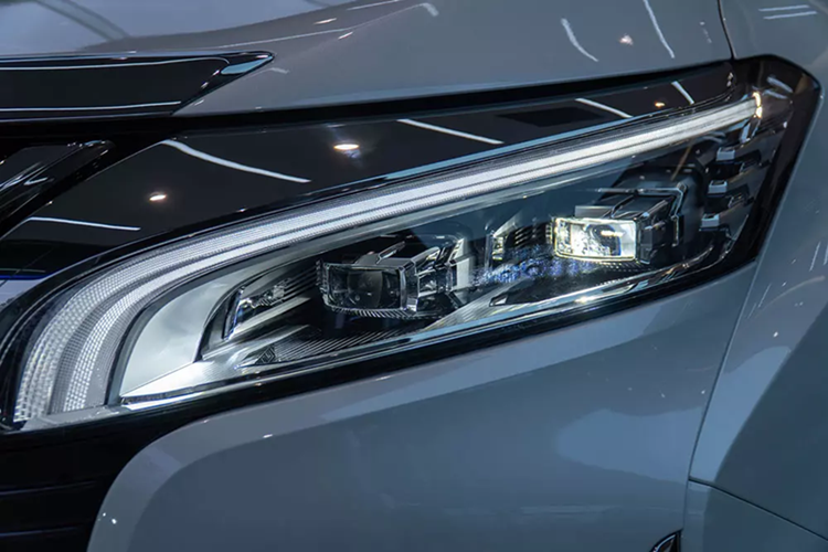 Kích thước này mang đến không gian nội thất rộng rãi cho xe. Bên ngoài, Wey 80 được áp dụng phong cách thiết kế tương tự Toyota Alphard và GAC M8. Điều này được thể hiện rõ qua khu vực đầu xe với lưới tản nhiệt cỡ lớn, đi kèm các nan mạ crôm nằm dọc tạo hình thác nước.