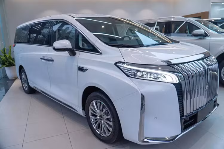 Trong số 4 mẫu xe mới mà hãng Great Wall Motor (GWM) của Trung Quốc mới mang về Việt Nam, GWM Wey 80 2025 mới thu hút không ít sự chú ý vì thiết kế sang trọng và đồ sộ. Hiện mẫu xe này đã được trưng bày tại đại lý trước khi chính thức ra mắt thị trường Việt Nam.