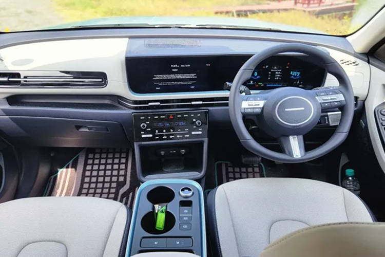 Trong khi đó, nội thất của Hyundai Creta Electric khá tương đồng với phiên bản máy xăng. Tại đây, xe chỉ được bổ sung một số trang bị mới như vô lăng 3 chấu với cần số điện tử phía sau và cụm điều khiển trung tâm có thiết kế "lơ lửng", không nối liền với mặt táp-lô.