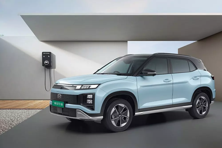 Phanh đĩa trên 4 bánh, 6 túi khí, hệ thống hỗ trợ xuống dốc, cân bằng điện tử, cảnh báo áp suất lốp và camera 360 độ cũng được trang bị cho xe. Theo hãng Hyundai, người lái có thể dùng ứng dụng trên điện thoại thông minh để điều khiển từ xa một số tính năng như bắt đầu/ngắt sạc và lên lịch sạc pin.