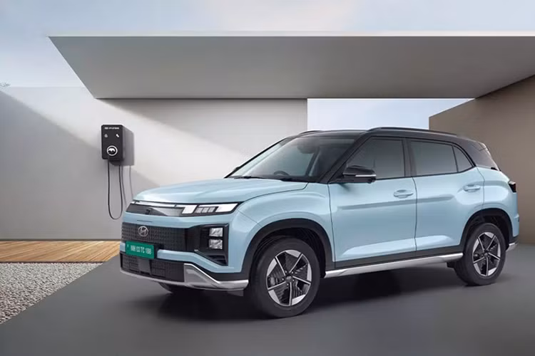 Phanh đĩa trên 4 bánh, 6 túi khí, hệ thống hỗ trợ xuống dốc, cân bằng điện tử, cảnh báo áp suất lốp và camera 360 độ cũng được trang bị cho xe. Theo hãng Hyundai, người lái có thể dùng ứng dụng trên điện thoại thông minh để điều khiển từ xa một số tính năng như bắt đầu/ngắt sạc và lên lịch sạc pin.