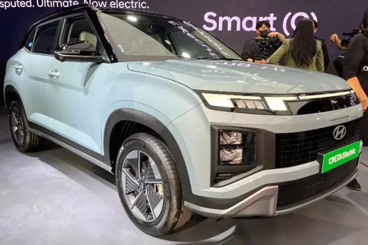 Pin của bản thường có dung lượng 42 kWh trong khi bản Long Range dùng pin 51,4 kWh. Hai loại pin này mang đến quãng đường di chuyển lần lượt 390 km và 473 km theo tiêu chuẩn ARAI tại Ấn Độ. Phiên bản thuần điện của mẫu SUV cỡ B này hỗ trợ cả sạc chậm AC và sạc nhanh DC.