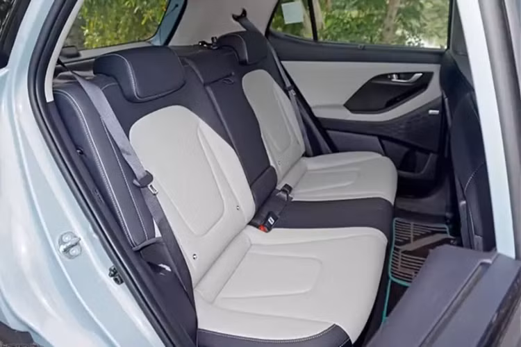 Tính năng ra lệnh bằng giọng nói, công nghệ kết nối Bluelink, cửa sổ trời toàn cảnh Panorama hay khóa kỹ thuật số, cho phép mở cửa xe bằng ứng dụng trên điện thoại thông minh. Bên cạnh đó là gói tính năng trợ lái nâng cao ADAS cấp độ 2, bao gồm hệ thống hỗ trợ giữ làn đường, cảnh báo tiền va chạm, cảnh báo điểm mù và hệ thống kiểm soát hành trình thích ứng.